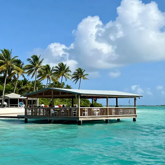 Descubra A ILHA BAR FLUTUANTE Descubra A ILHA BAR FLUTUANTE